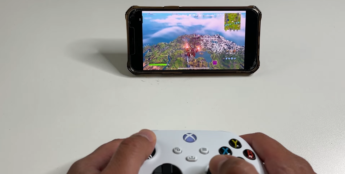 playing fortnite on phone